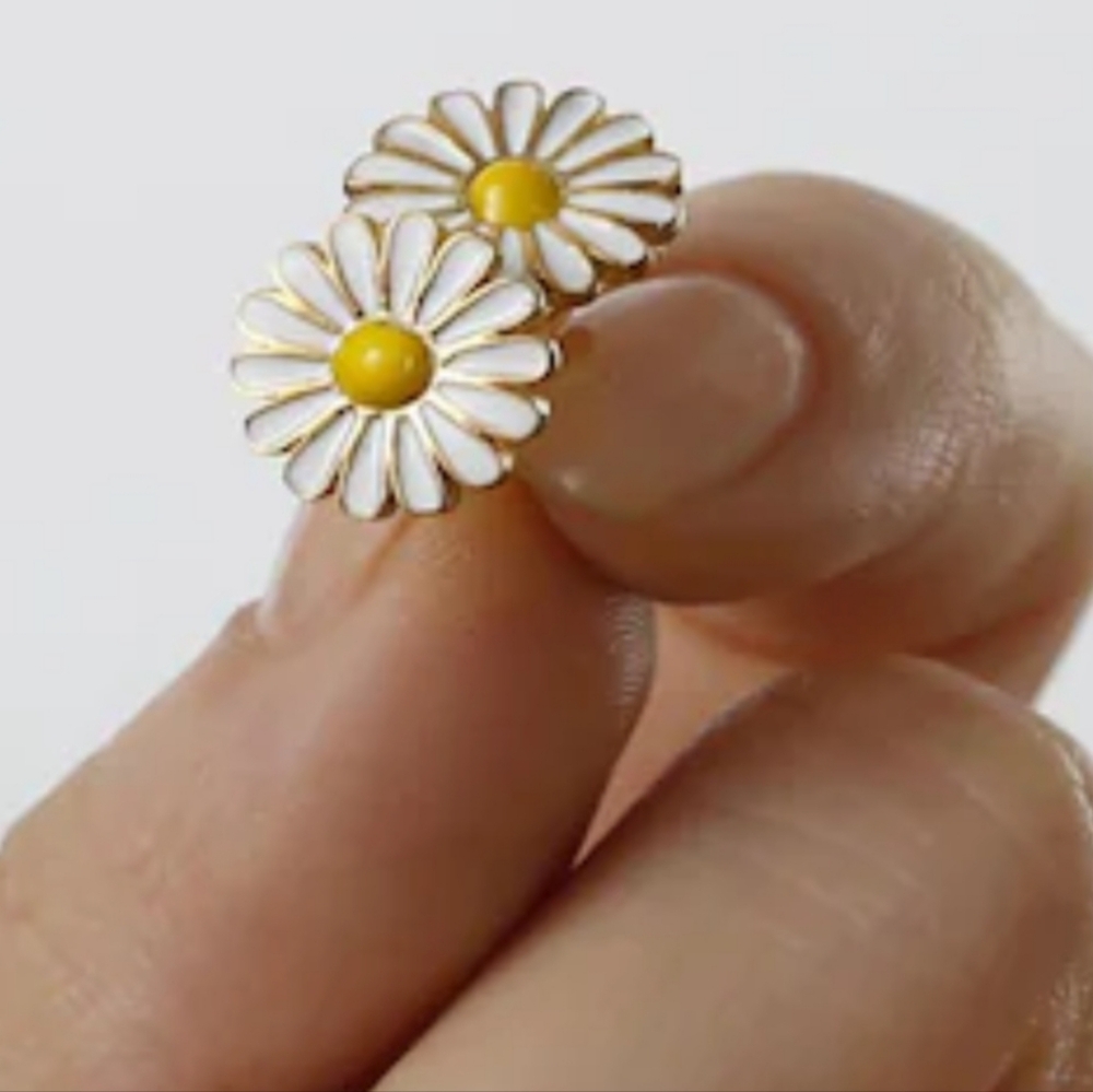 Silver Daisy Earrings